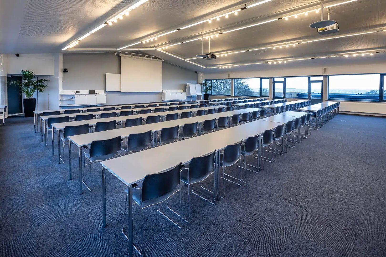 BIllede af et konferencerum